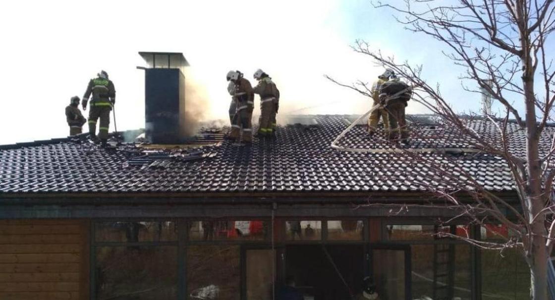 Пожар произошел на территории элитного отеля в Бурабае (фото, видео)