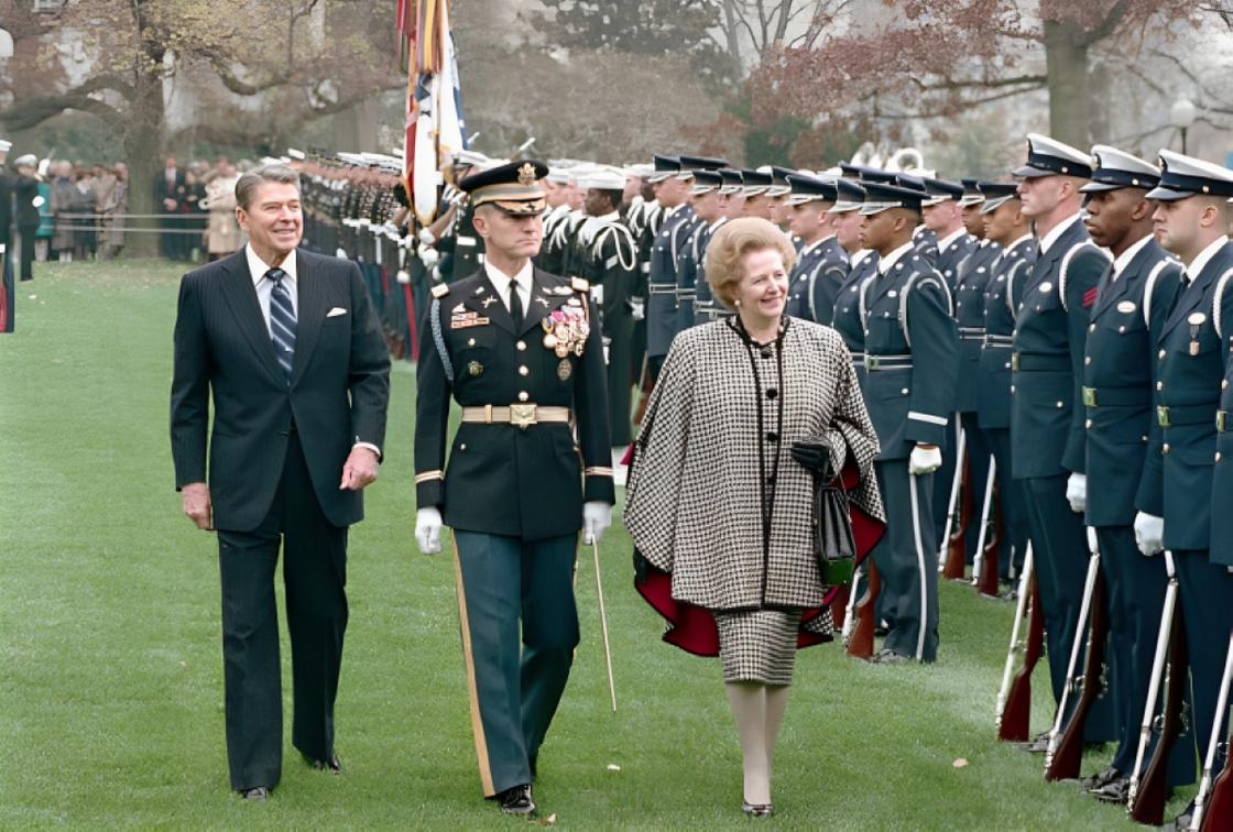 Маргарет Тэтчер с Рональдом Рейганом во время ее приветствия в США