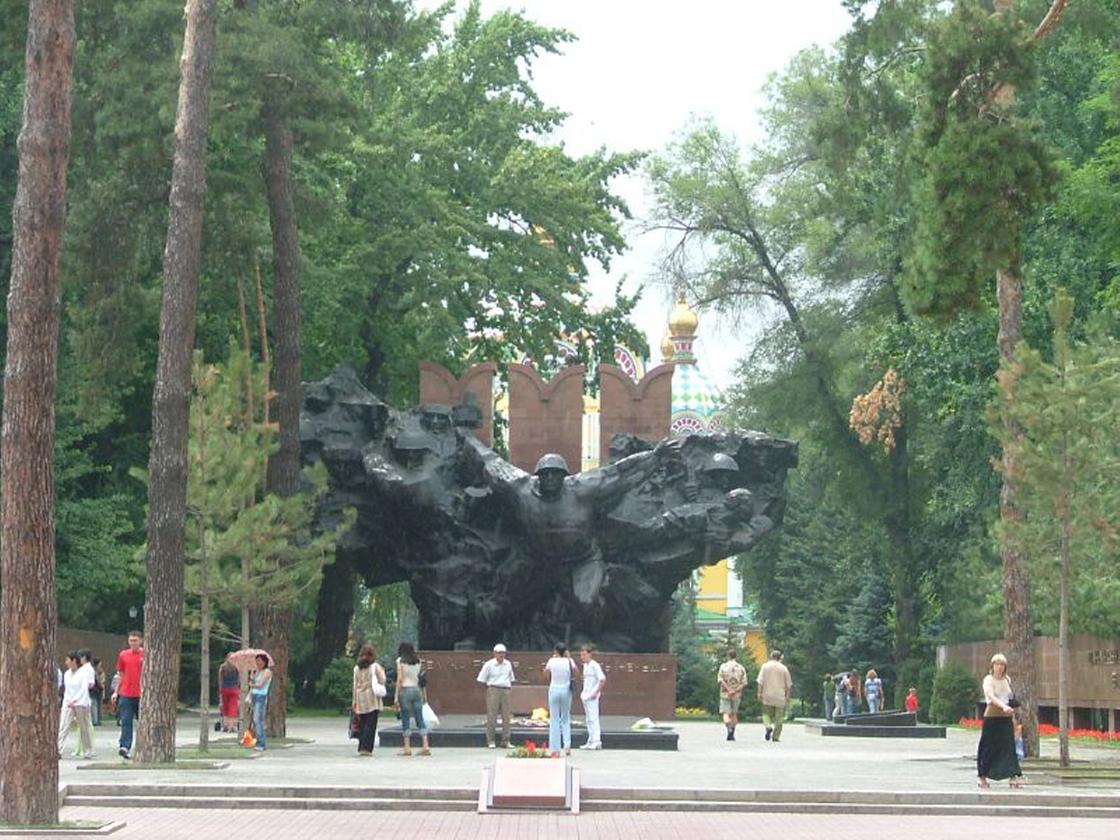 Мемориал Славы в Алматы, посетители