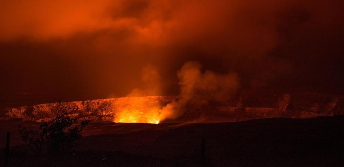 На Гавайях человек упал в кратер действующего вулкана и выжил