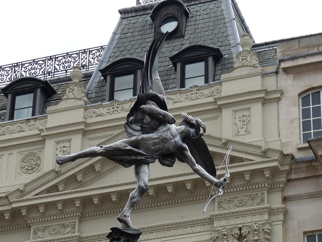 Вид снизу на скульптуру Эроса на площади Пикадилли в Лондоне
