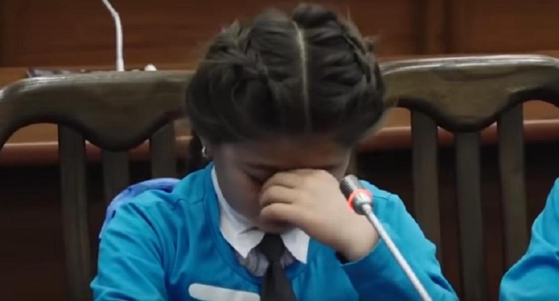 Депутаты довели до слез ученицу, которая говорила им о коррупции в школе (видео)