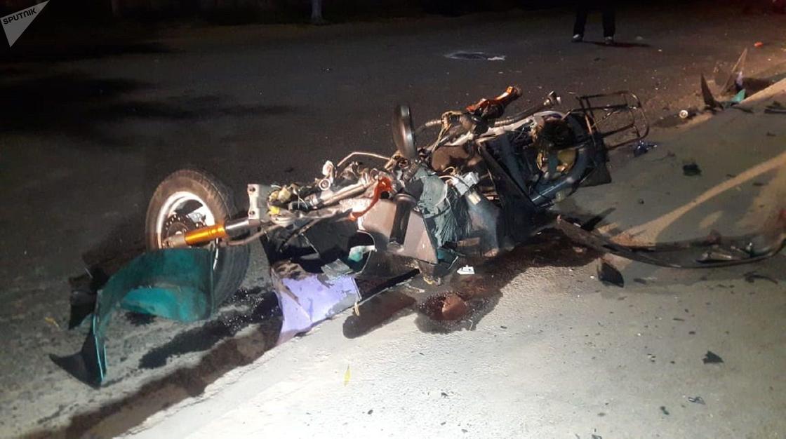 Мотоцикл и мопед лоб в лоб столкнулись в Алматы: погиб человек