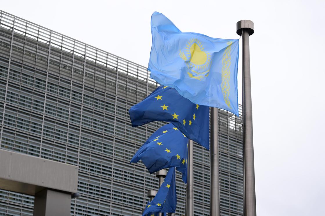 Флаги Евросоюза и Казахстана