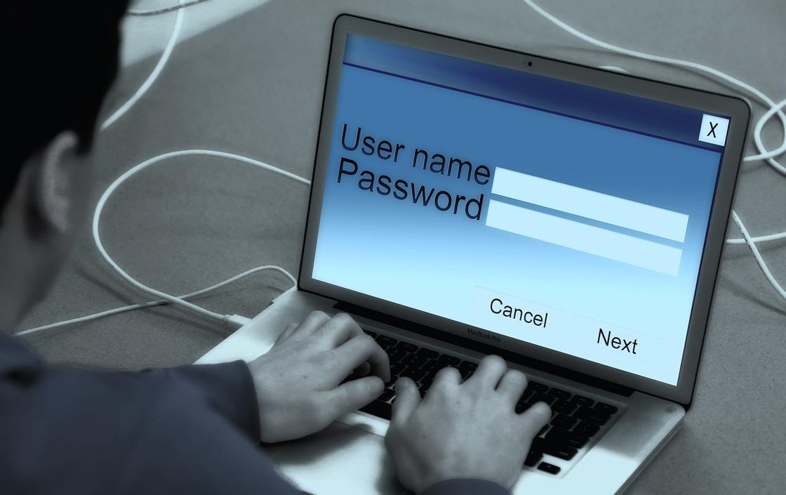 Мужчина вводит логин и пароль