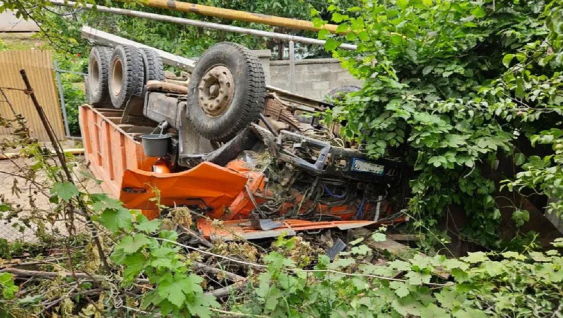 Автомобиль попал в аварию Автомобиль попал в аварию