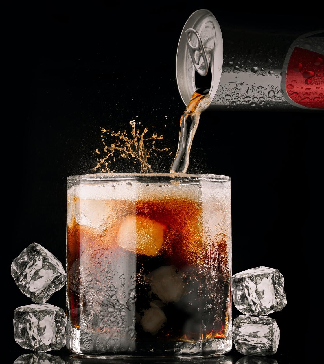 Газированный напиток в стакане со льдом