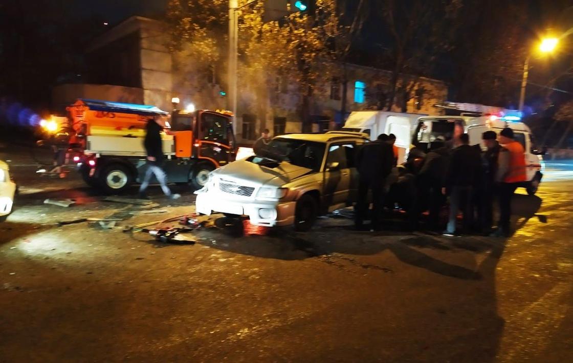 Спасатели доставали пострадавших в массовом ДТП из искореженной машины в Алматы (фото)