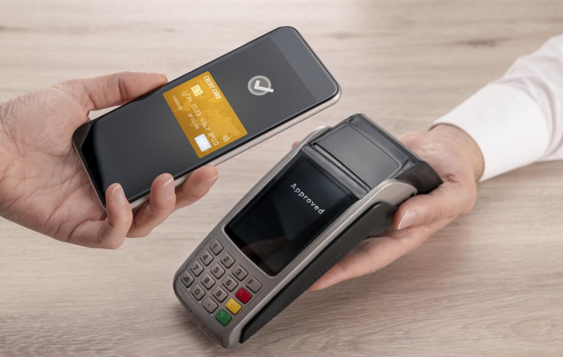 Клиент расплачивается кредитной картой через телефон с помощью pos-терминала