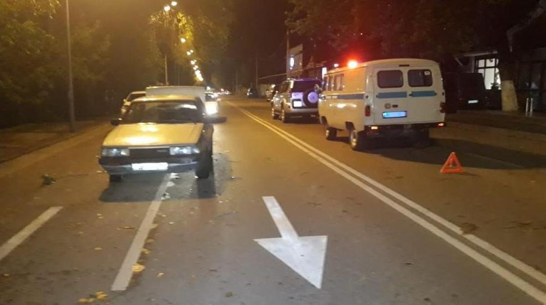 Сбили и переехали ногу: женщина попала под две машины в Алматы