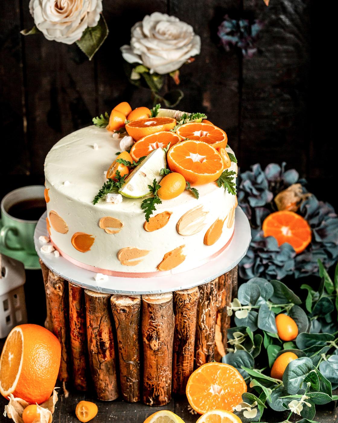 Торт с апельсинами и декором кремом в виде мазков
