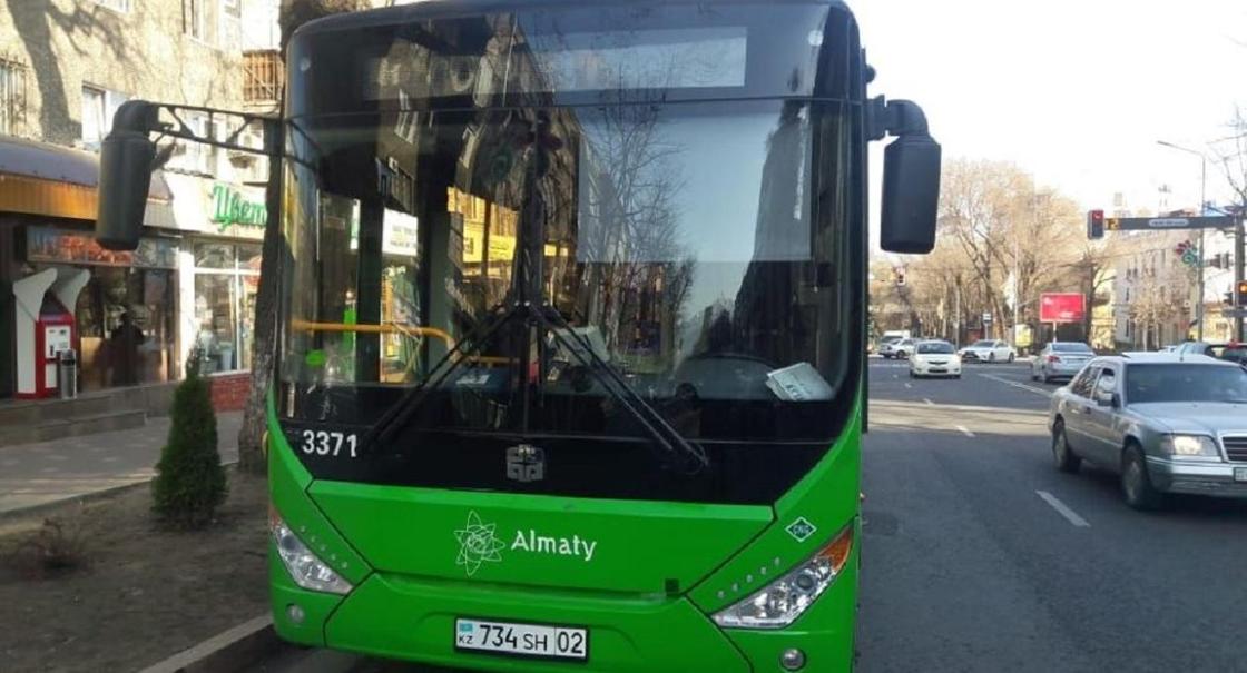 Автобус сбил женщину в центре Алматы (фото)