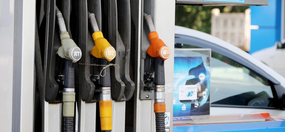 Казахстанцев просят не верить низким ценам на бензин из-за мошенников