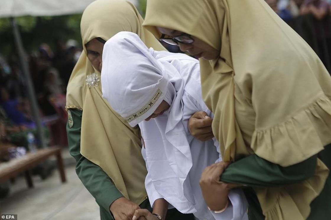 Индонезийку публично избили палками за секс вне брака (фото)