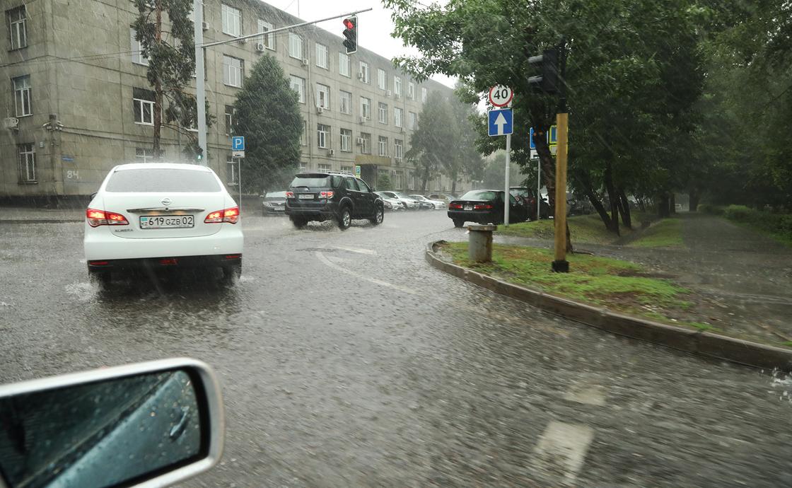Сильный ливень подтопил улицы, дворы и подвалы в Алматы (фото)