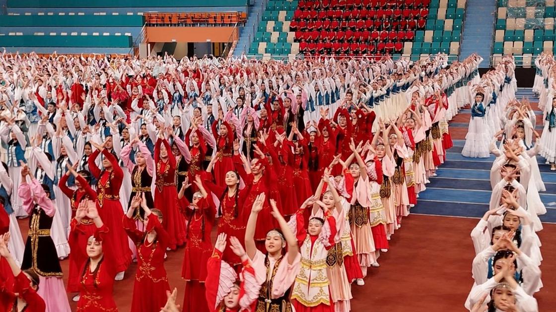 Более 3000 школьниц одновременно исполнили танец "Қамажай" Более 3000 школьниц одновременно исполнили танец "Қамажай"