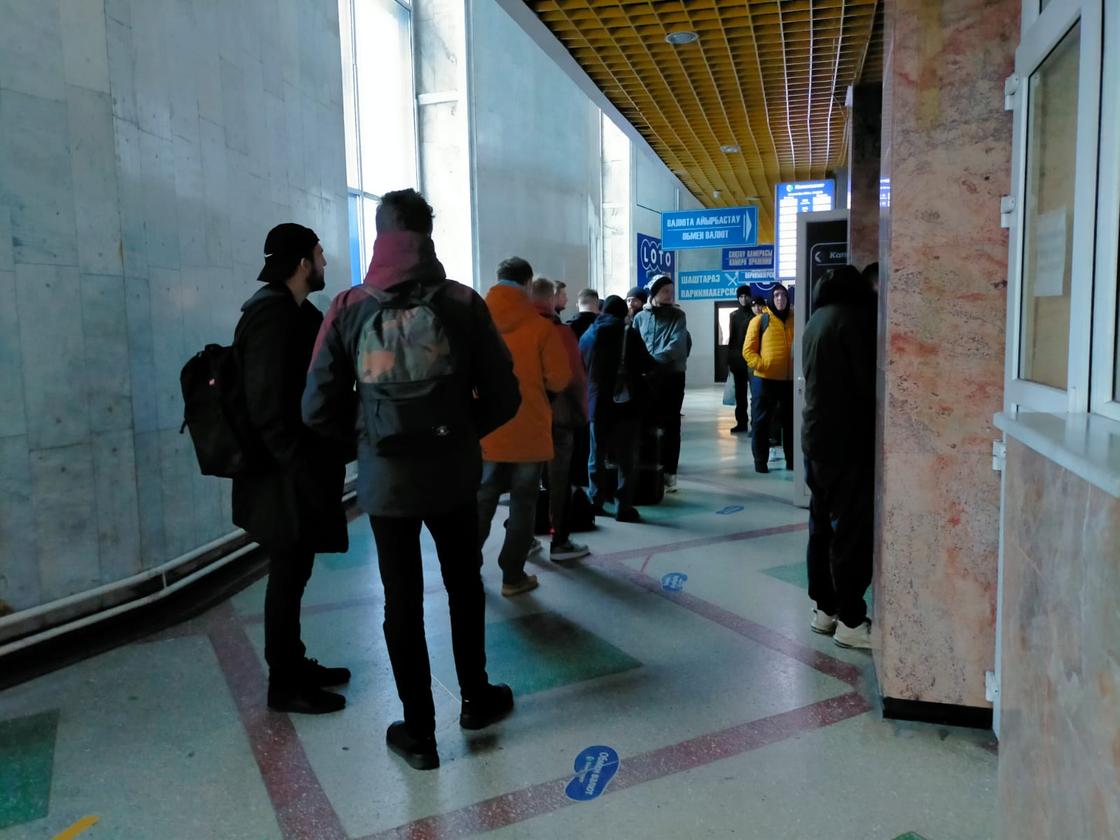 Люди на вокзале в Павлодаре