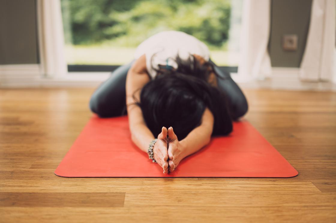 Девушка на коврике для йоги