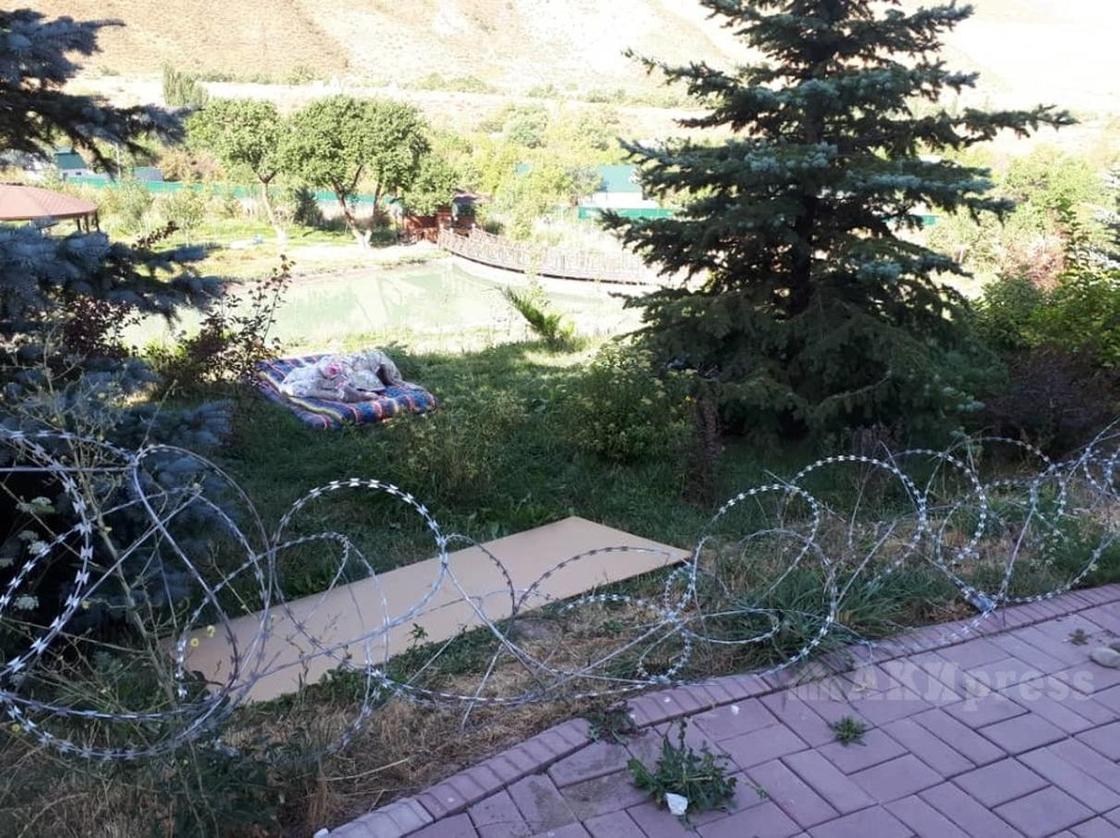Утро в Кой-Таше после штурма: что происходит возле дома Атамбаева сейчас (фото)