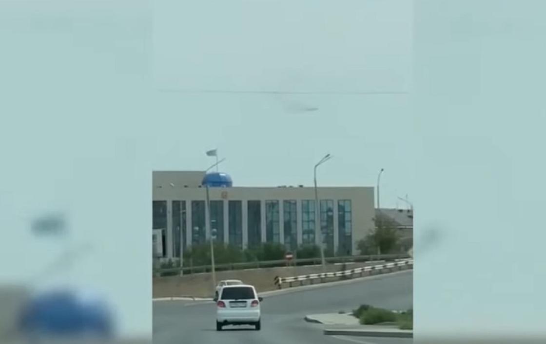 Видео с пролетающим над Атырау самолетом с черным дымом появилось в Сети