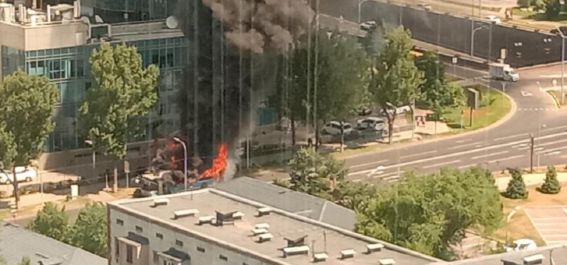 Автобус загорелся в Алматы (фото)