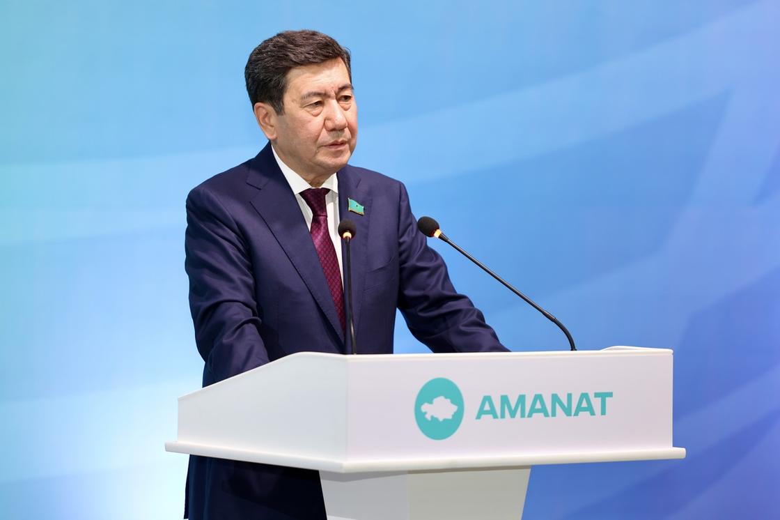 Ерлан Кошанов на встрече с женским крылом партии AMANAT