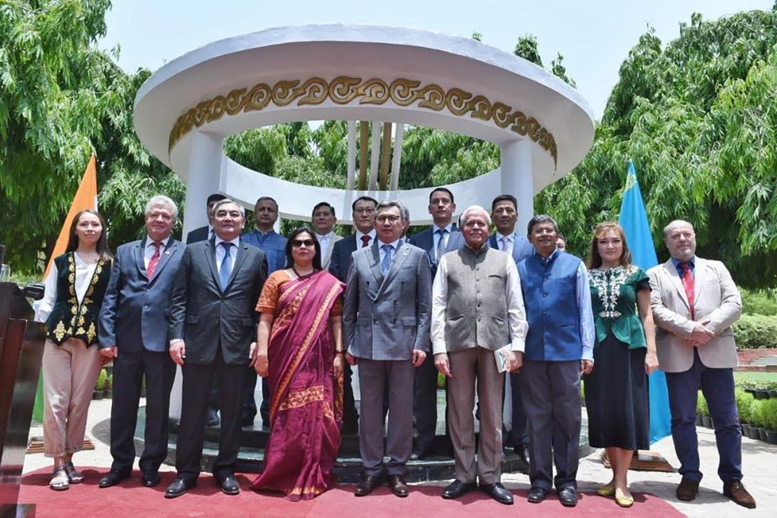 Представители Казахстана и Индии у бюста Абая в Нью-Дели