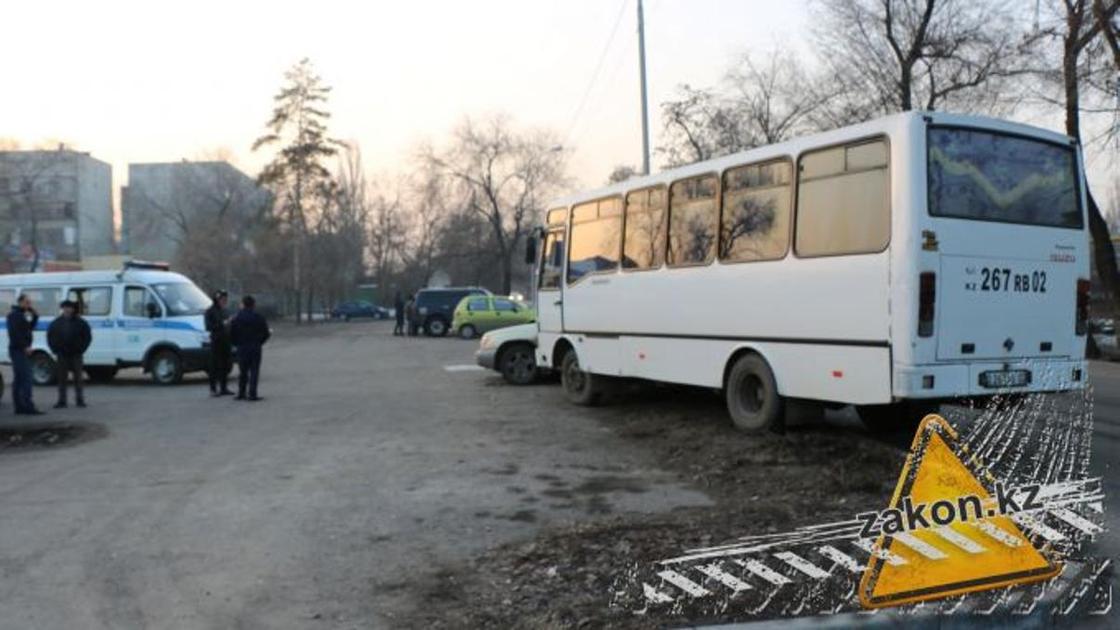 Автобус протаранил Subaru рядом с вокзалом Алматы-1