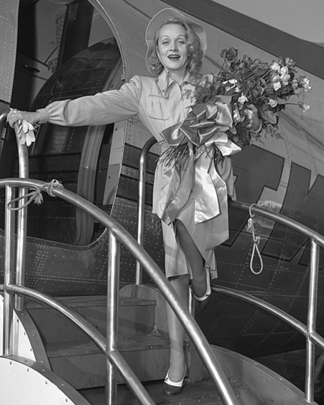 Марлен Дитрих выходит из самолета
