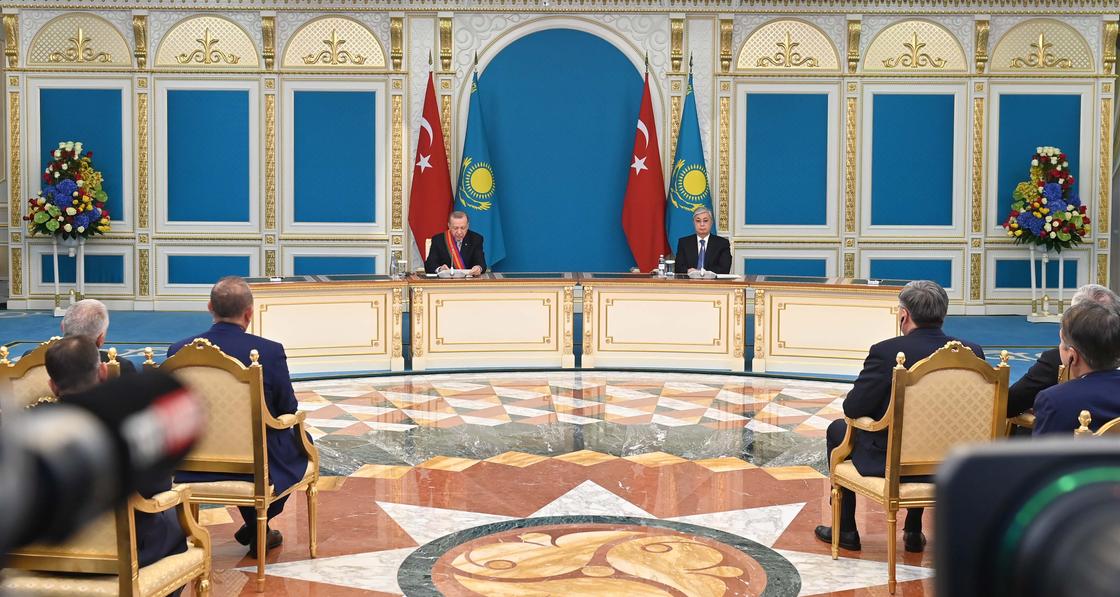 Реджеп Тайип Эрдоган и Касым-Жомарт Токаев на брифинге для представителей СМИ в Акорде