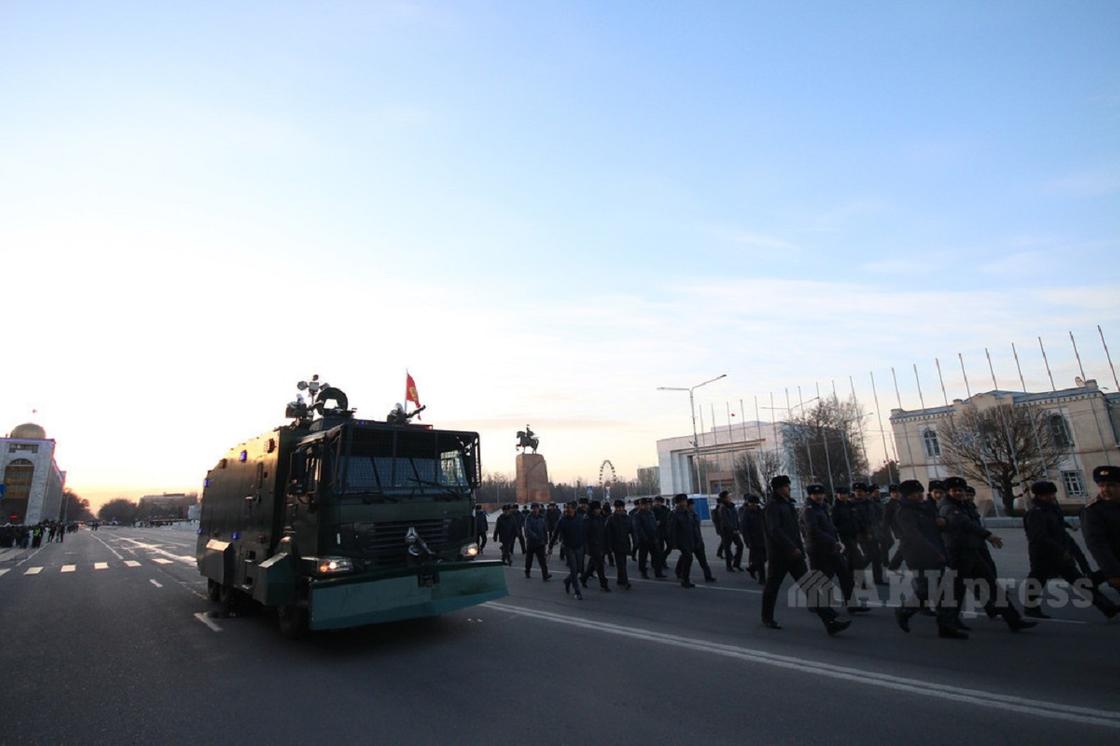 Собаки и водометы: как разгоняли митингующих в Бишкеке