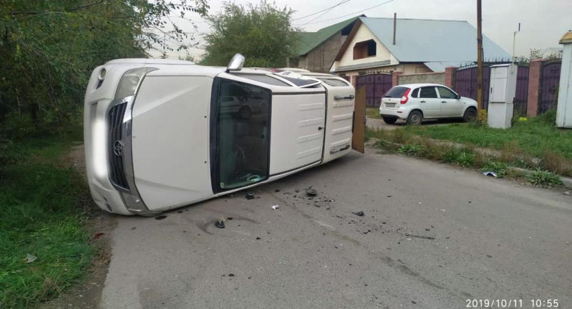 Пассажира выбросило из машины в результате ДТП в Алматы