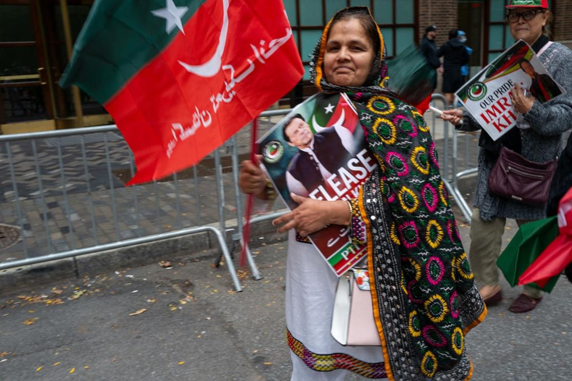 Поддерживающие Имрана Хана пакистанцы выходят на акции