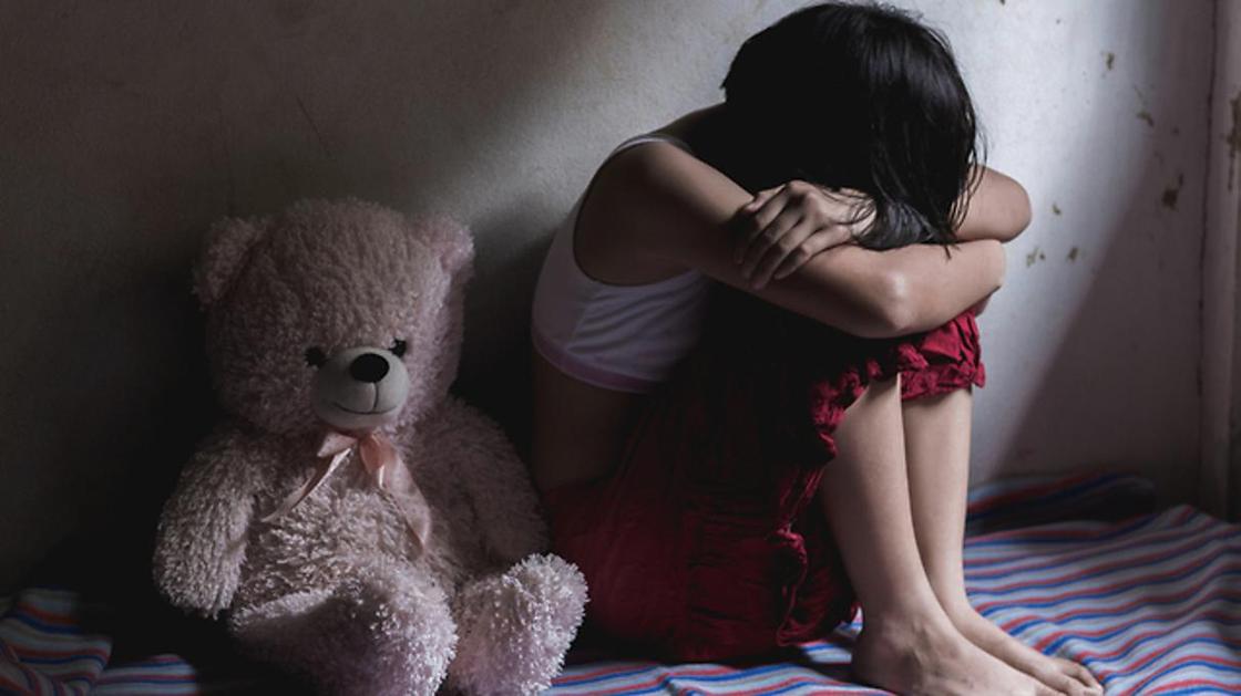 «Поил водкой и запугивал»: школьница обвинила учителя в изнасиловании более 100 раз