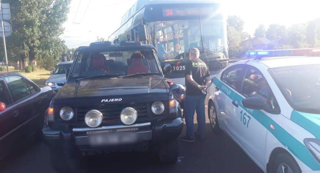 Автобус врезался во внедорожник в Алматы: пострадали пассажиры (фото)