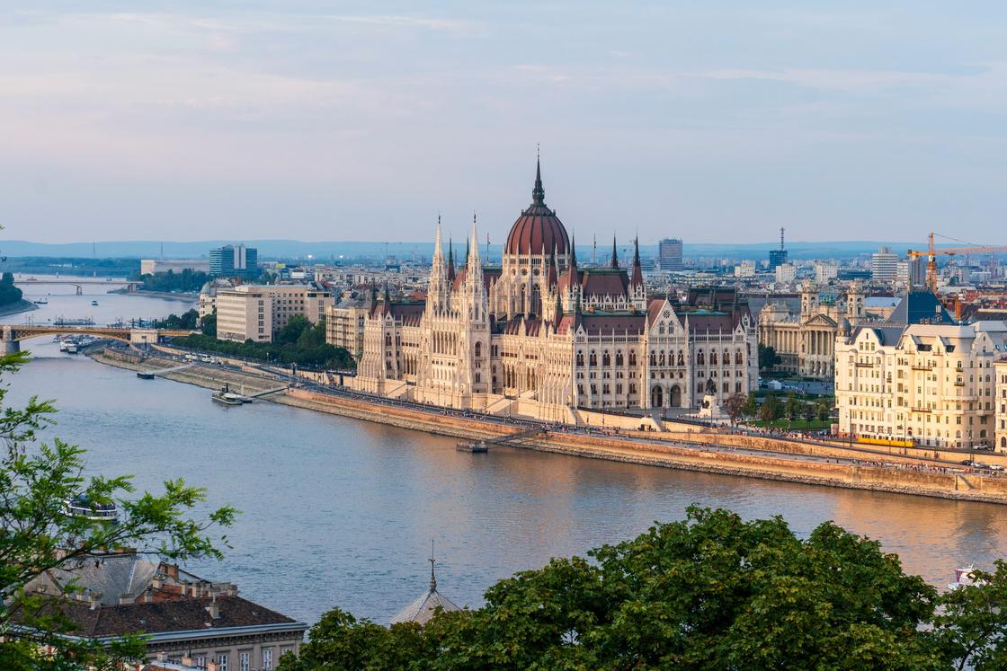 Вид на реку и здание парламента в Будапеште