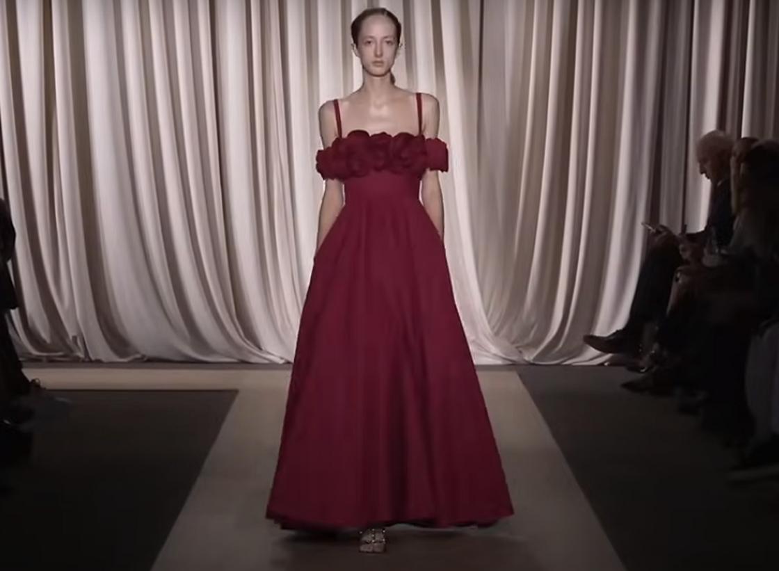 Модель демонстрирует красивое платье с пышной юбкой и объемными розами из ткани Giambattista Valli