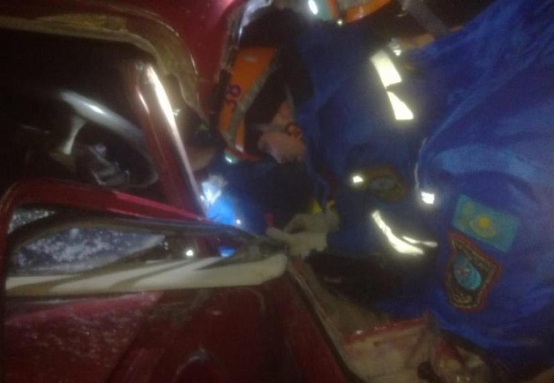 Водителя зажало в салоне авто во время ДТП на трассе Уральск-Саратов (фото)