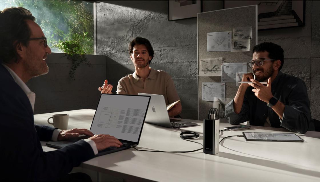 Мужчины за столом с электроникой