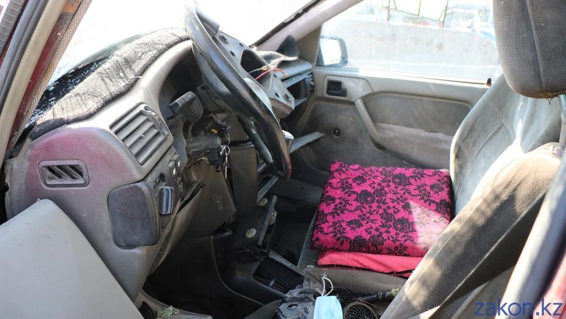 Салон пострадавшего авто на дороге в Алматы
