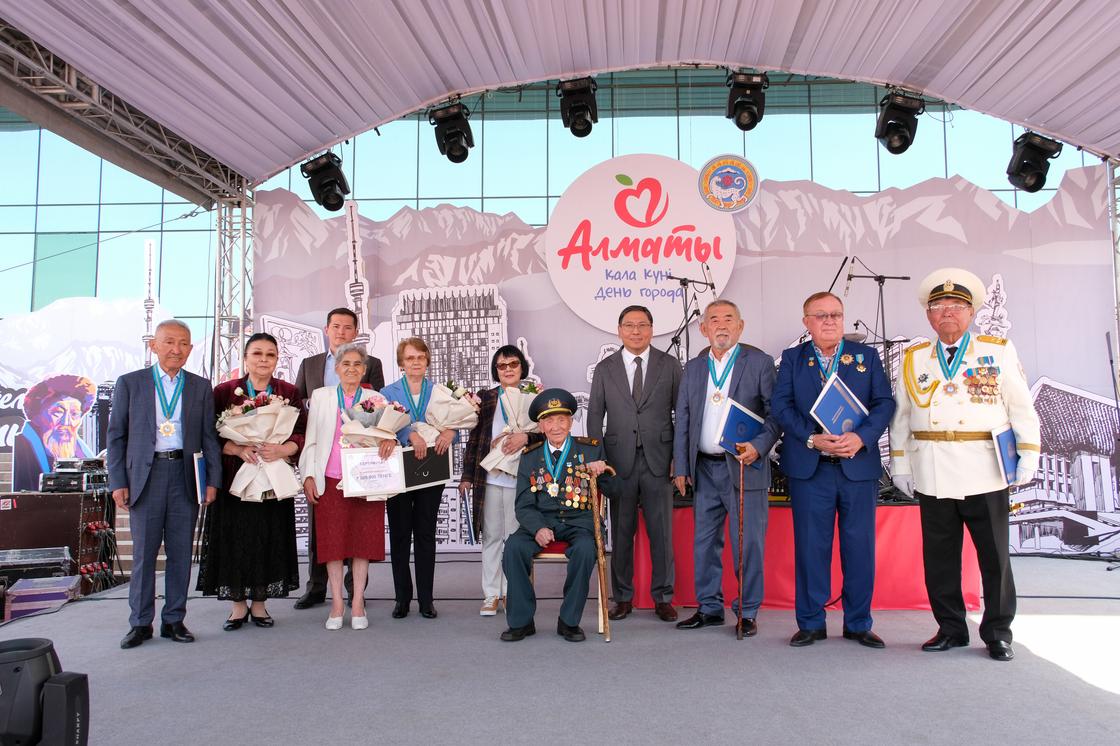 Ерболат Досаев с почетными гражданами Алматы.