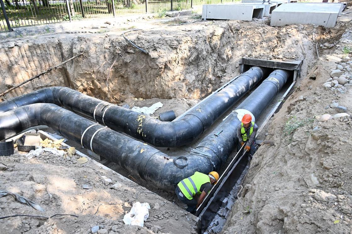 Рабочие строят новый водопровод Рабочие строят новый водопровод