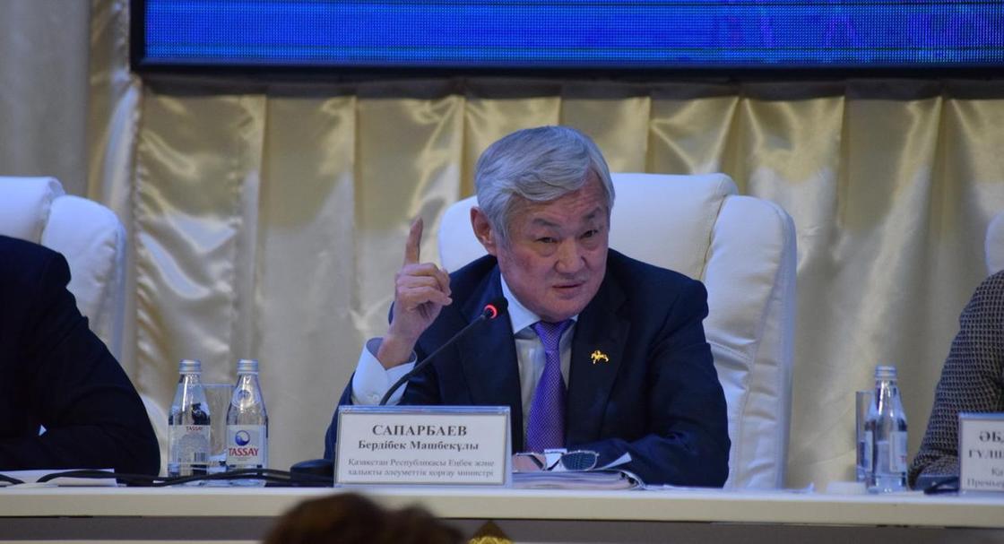 Сапарбаев высказался о заработной плате педагогов и врачей Казахстана