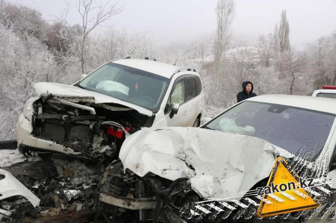 Машины в хлам, чудом никто не пострадал: ДТП произошло а горах Алматы (фото)