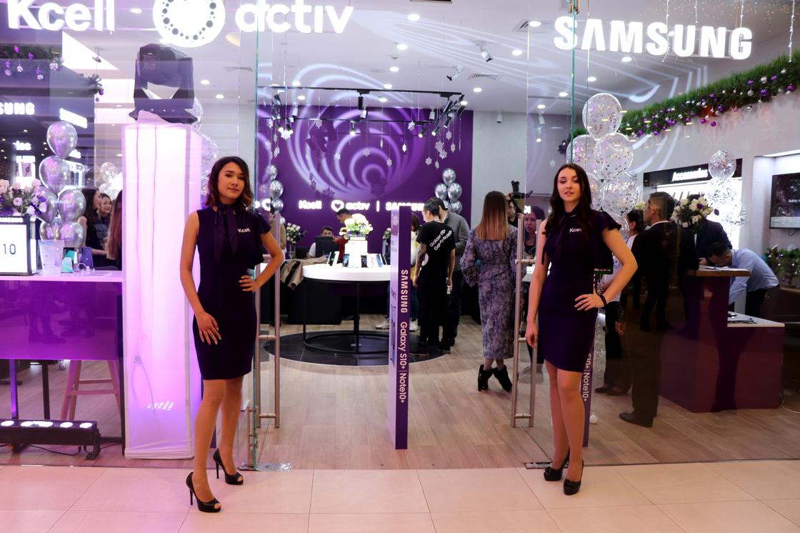 Первый кобрендовый магазин Kcell и Samsung открылся в Алматы