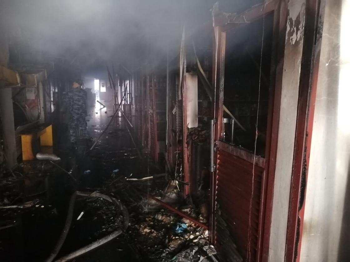 Пожар в торговом доме в Павлодаре