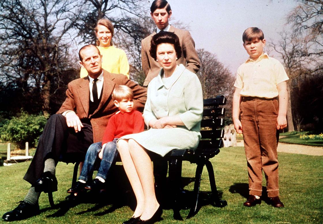 Королева Елизавета II с мужем и детьми