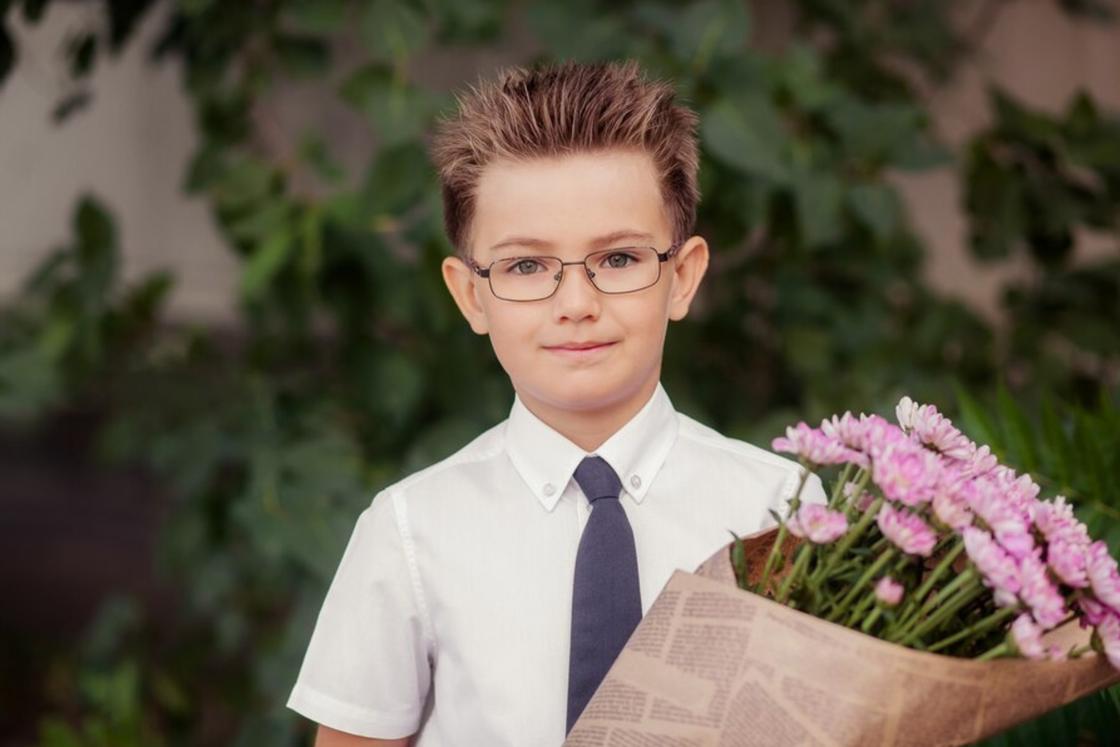 Мальчик с букетом цветов
