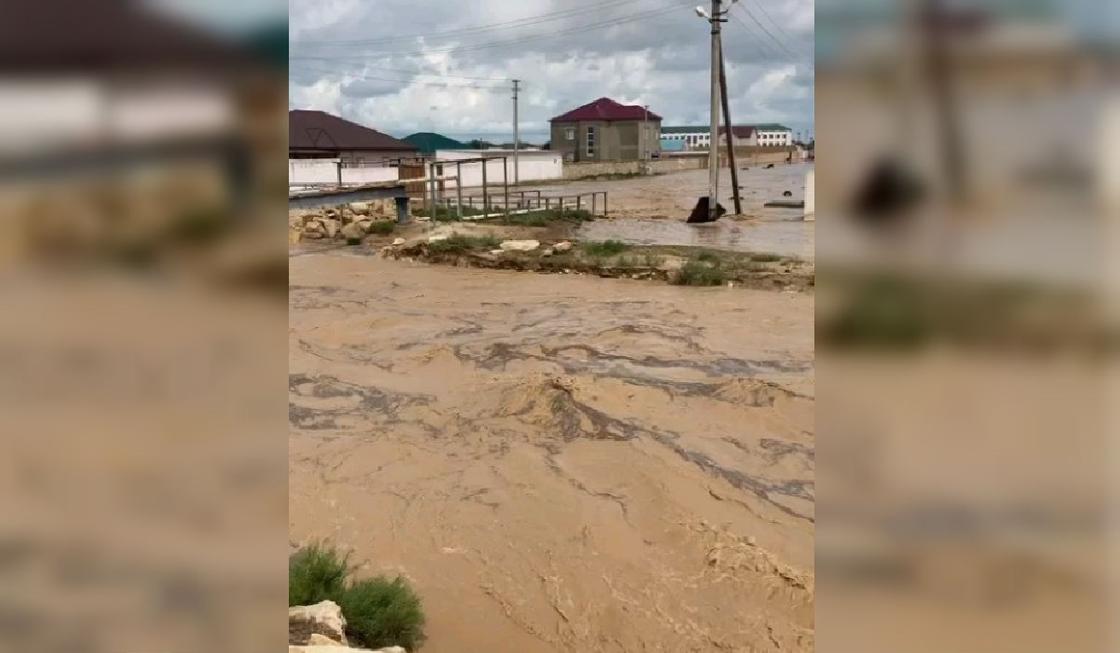 Улицы затопило в Форт-Шевченко после сильных дождей (видео)