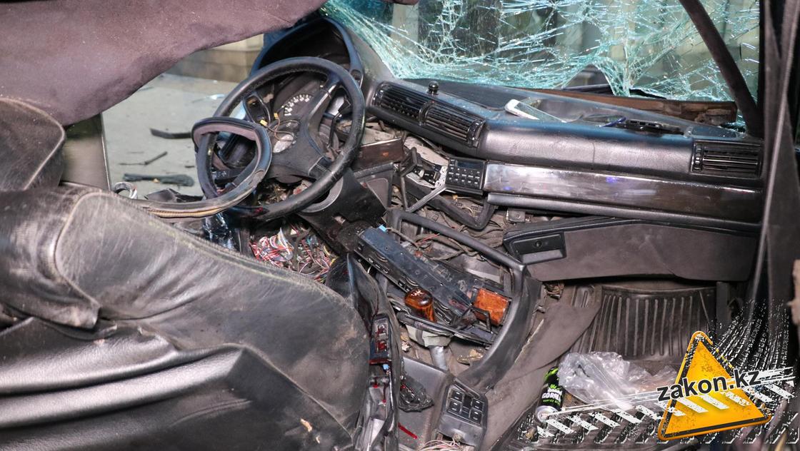 Один погиб, четверо пострадали: жуткая авария произошла в Алматы